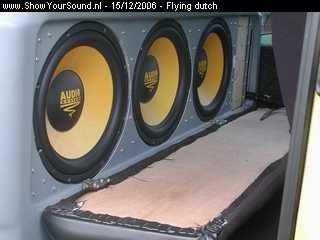 showyoursound.nl - De beukbus van Audio-system - flying dutch - SyS_2006_12_15_16_21_48.jpg - zie zo de subs in de cabine